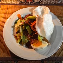 Tuk-Tuk - Den Klassiker Gado Gado mit Tempe, Tofu, Gemüse, Krabbenchips, hier als Vorspeise, gibt es auch vegetarisch mit Nussbaumchips.