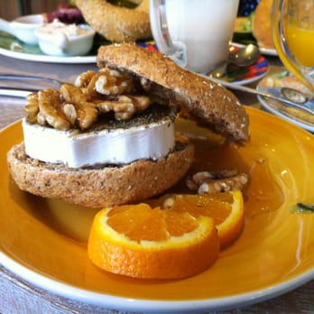 Bagels & Beans - Hole wheat bagel med chèvre, valnötter, honung och apelsin. - Bagels Near Me - Amsterdam, New Hampshire Bagels & Beans - Hole wheat bagel med chèvre, valnötter, honung och apelsin. - Bagels Near Me - Amsterdam, New Hampshire