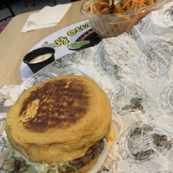 Guy Fieri's - Cheeseburger and Vegas fries - American Near Me - Cancún, ROO
