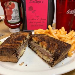 Dollyn's Cafe - Patty Melt