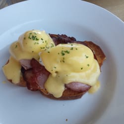 Cafe Mondello - Eggs Benedict