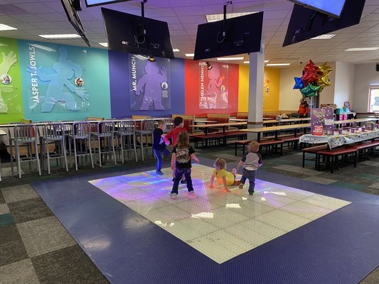 Chuck E. Cheese by null