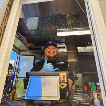 Aloha Prime Eatery - Chef Al - super friendly, superb chef!!! This guy knows what he's doing. - Food Trucks Near Me - Kihei, Hawaii Aloha Prime Eatery - Chef Al - super friendly, superb chef!!! This guy knows what he's doing. - Food Trucks Near Me - Kihei, Hawaii