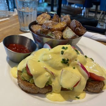 Earls Kitchen + Bar - New American Near Me - McLean, Virginia