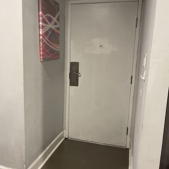 Hollywood VIP Hotel - Dirty walls and doors - Hotels Near Me - Los Angeles, California Hollywood VIP Hotel - Dirty walls and doors - Hotels Near Me - Los Angeles, California