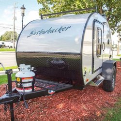 Family Fun RV Rentals - Bushwhacker - Lightweight, tow with just about any vehicle. Perfect for a couple!