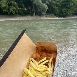 Pommes Freunde - Currywurst with fries