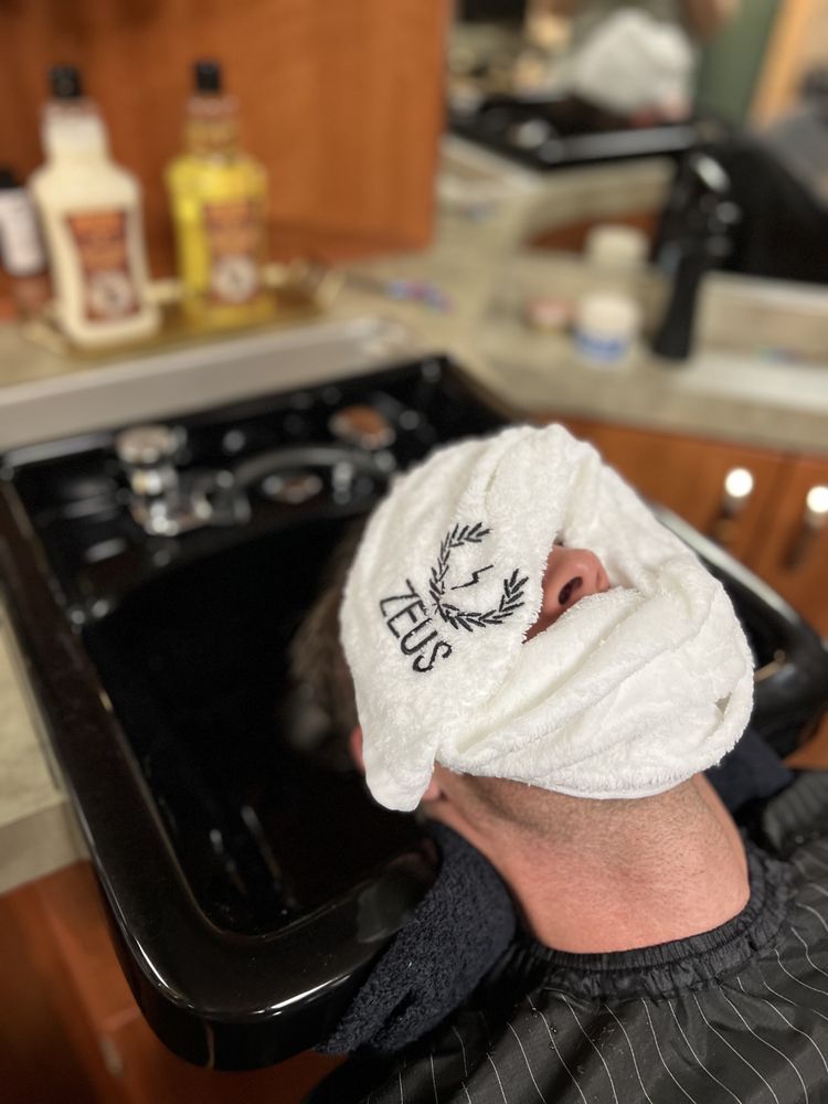 Cord's Barber Lounge Logo