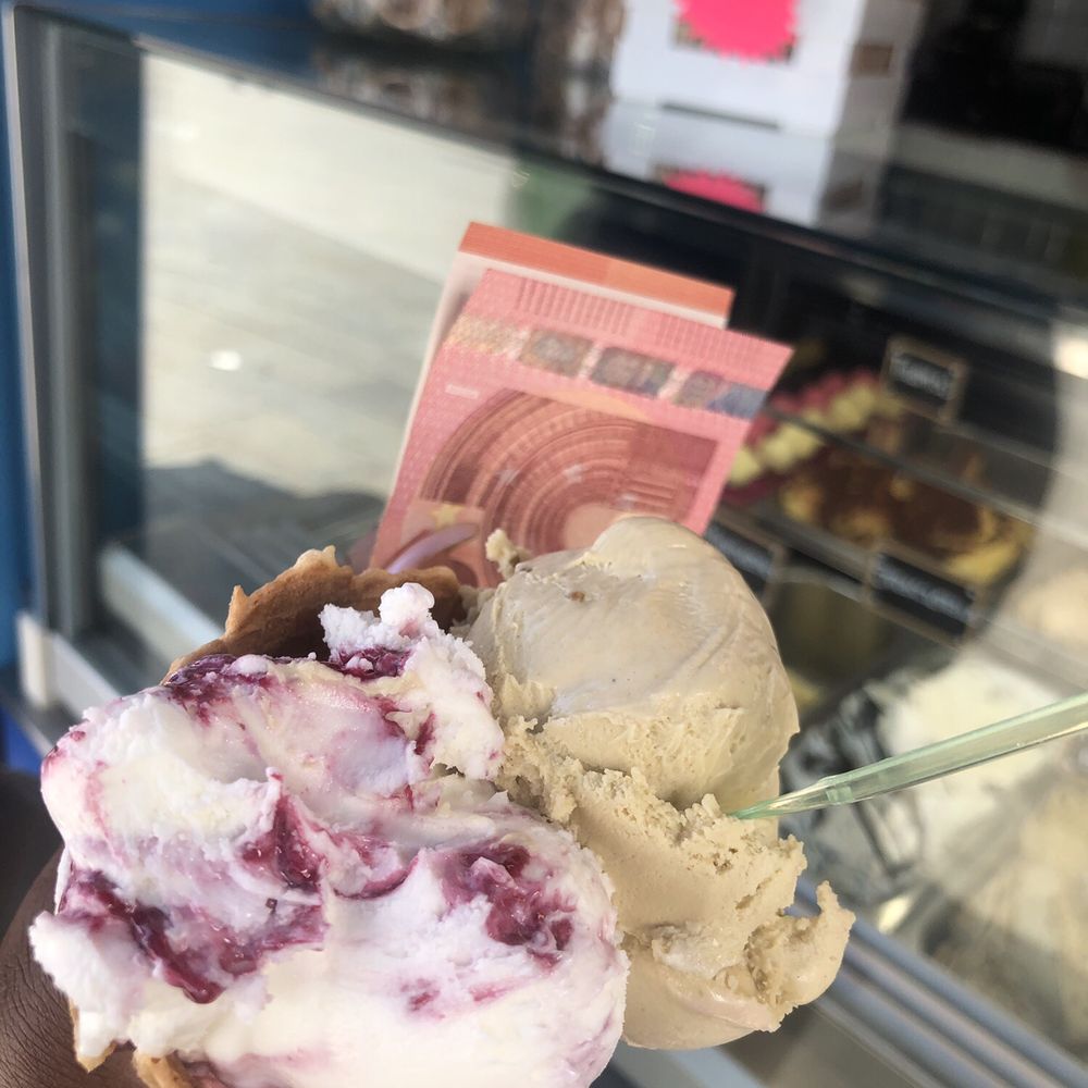 Il Pinguino - Pistachio and Black cherry - Ice Cream & Frozen Yogurt Near Me - Venezia, VE