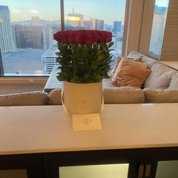 Red Roses with a warm white hat box Red Roses with a warm white hat box
