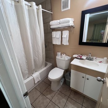 Town Motel - Bathroom - Hotels Near Me - Forks, Washington