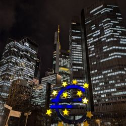 Euro-Skulptur - Nächtliche Stimmung