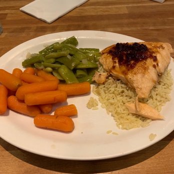 Cheddar's Scratch Kitchen - Bourbon Salmon over rice with carrots and green beans - Southern Near Me - Tampa, Florida Cheddar's Scratch Kitchen - Bourbon Salmon over rice with carrots and green beans - Southern Near Me - Tampa, Florida