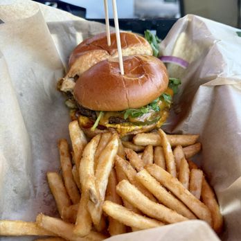 Quintopia Brewing Co - Cheeseburger and fries - Brewpubs Near Me - Quincy, California Quintopia Brewing Co - Cheeseburger and fries - Brewpubs Near Me - Quincy, California