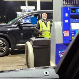 Disgruntled fuel attendant at Kings Bolla Market (Exxon) in Rt-17 Ramsey