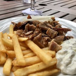 Restaurant Athena - Mittagstisch Gyros.Den Salat habe ich weggelassen..