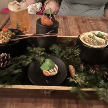 Légende - Pork lollipops, shrimp cake and oysters - Canadian (New) Near Me - Quebec City, Quebec