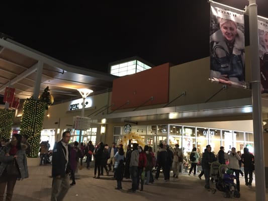 Gloria Outlets by null