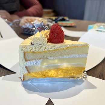 85°C Bakery Cafe-Bellevue - Mango crème brûlée cake - Bakeries Near Me - Bellevue, Washington