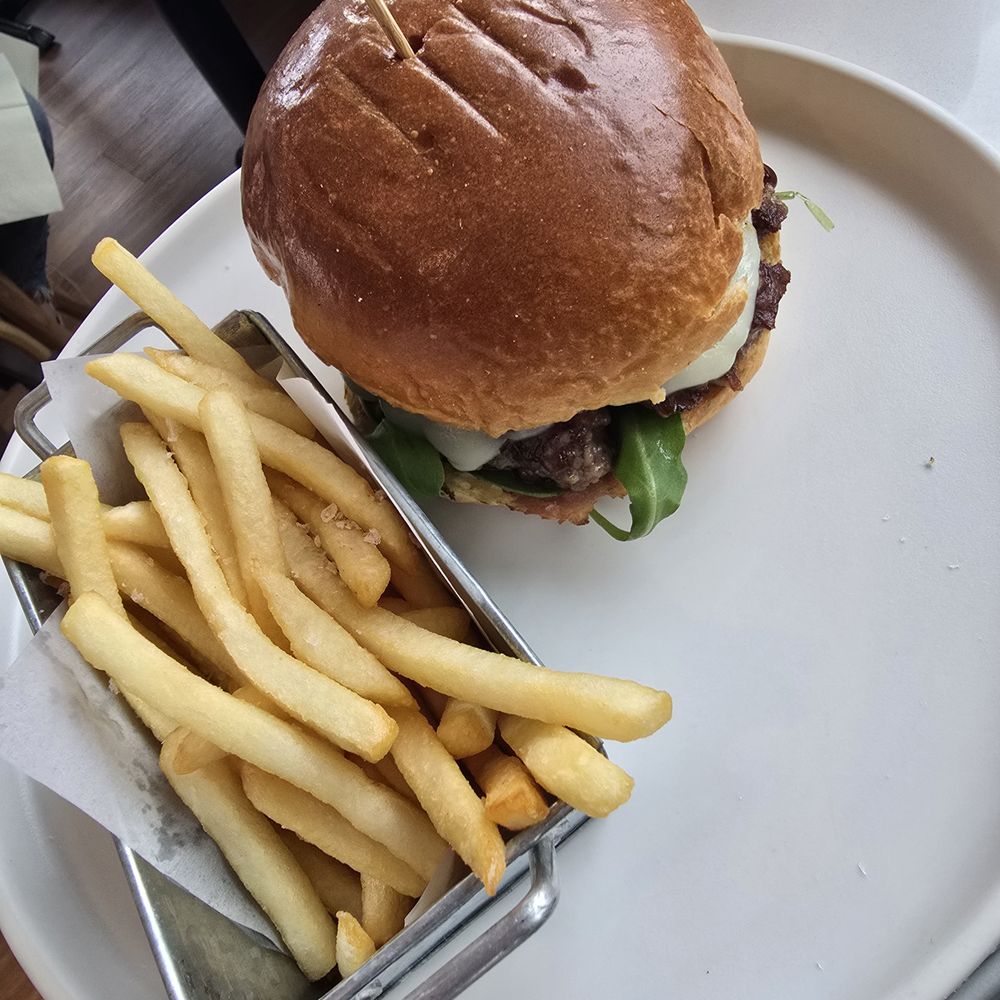 Willow & Whisk - garlic burger - Breakfast & Brunch Near Me - Millburn, New Jersey