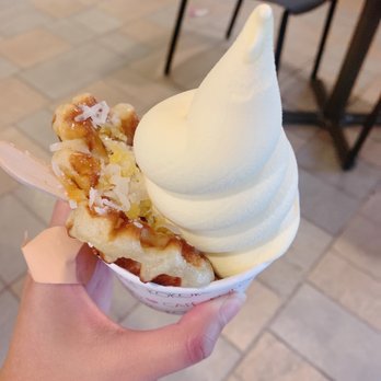 Kokoro Cafe - Coconut dream mochi pop and pineapple soft serve combo - Desserts Near Me - Honolulu, Hawaii