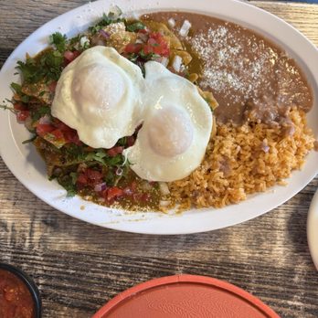 Antojitos Tierra Caliente - Chilaquiles con huevos - Mexican Near Me - Jurupa Valley, California