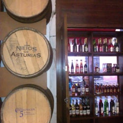 Nietos de Asturias - Interior de la tienda y vitrina