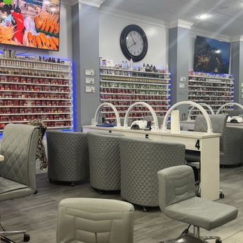 5 Gold Nails - Lobby - Nail Salons Near Me - Valrico, Florida
