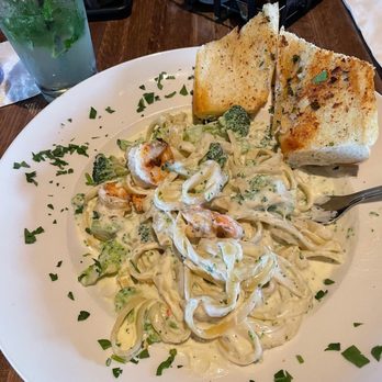 Moretti's Ristorante and Pizzeria - Fettuccine Alfredo with shrimp - Pizza Near Me - Elgin, Illinois Moretti's Ristorante and Pizzeria - Fettuccine Alfredo with shrimp - Pizza Near Me - Elgin, Illinois