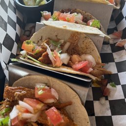 4 Tacos with limes