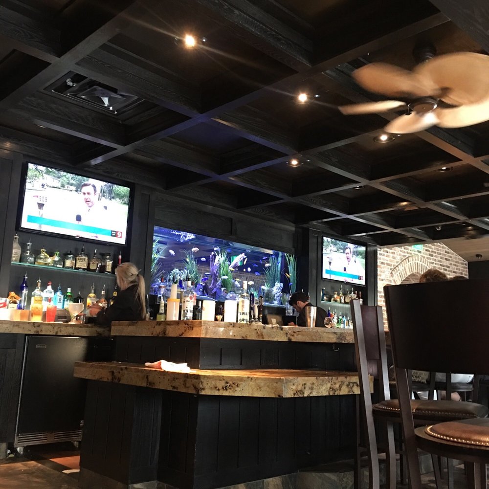 Cheddar's Scratch Kitchen - Pretty fish tank at the bar - American Near Me - Daytona Beach, Florida