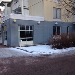 Style Academy - Style Academy sijaitsee katutasossa, Pikku-Huopalahden ala-asteen koulua vastapäätä