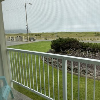 Hi Tide Oceanfront Inn - View from first floor room on our only cloudy day here. - Hotels Near Me - Seaside, Oregon