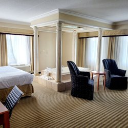 Monte Carlo Inn - Barrie Suites - Best King size jacuzzi room