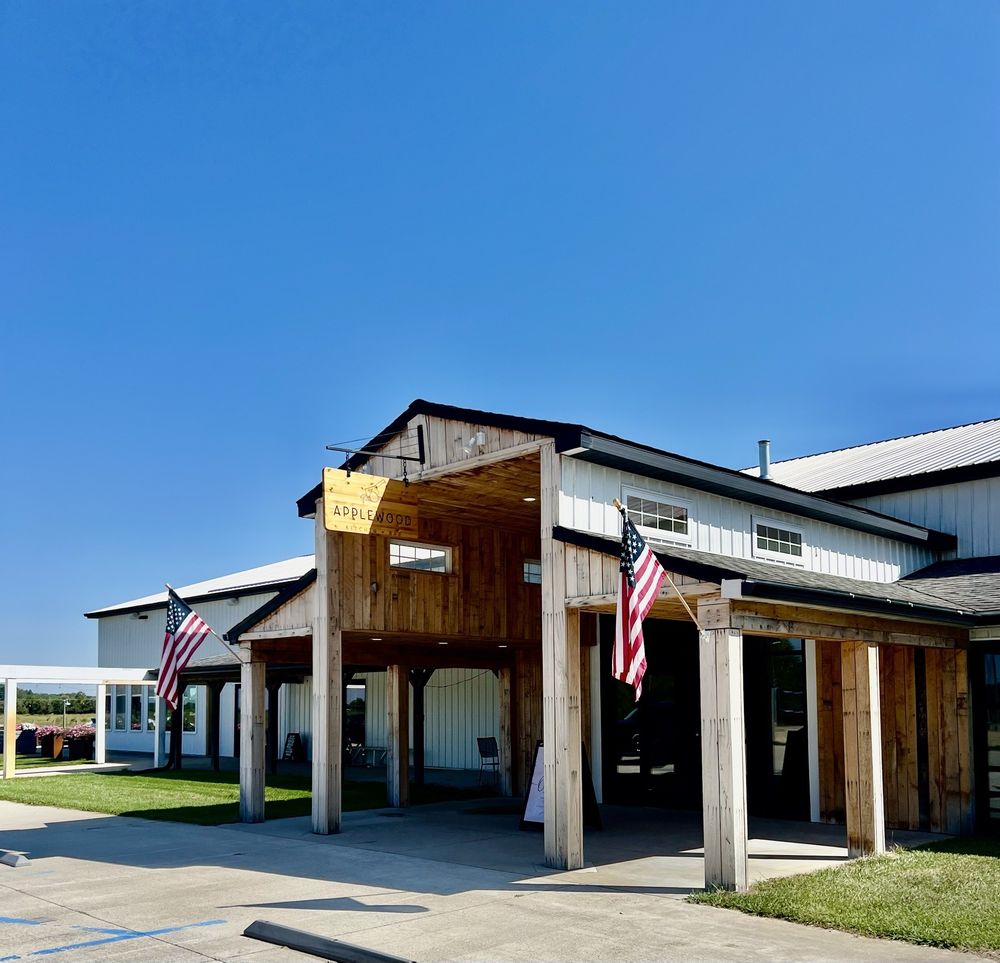 Applewood Kitchen And Bar Logo