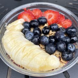 Acai Banana Berry Bowl (TikTok: @justandyvu)