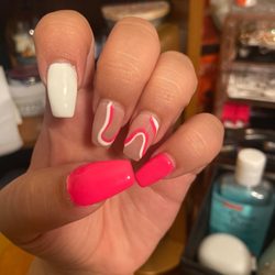Jasmine's Nail - Design is so cute. Paint job.... Ehh.