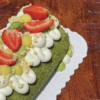 The Baking Endeavor - single roll cake: matcha sponge cake, vanilla cream, fresh mixed berries in middle, yuzu curd + strawberries (07/2021) - Desserts Near Me The Baking Endeavor - single roll cake: matcha sponge cake, vanilla cream, fresh mixed berries in middle, yuzu curd + strawberries (07/2021) - Desserts Near Me
