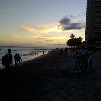 Waikiki Beach - Waikiki Beach, before the Fireworks show. - Beaches Near Me Waikiki Beach - Waikiki Beach, before the Fireworks show. - Beaches Near Me