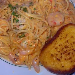 Shrimp pasta with garlic bread Shrimp pasta with garlic bread