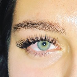iLashes by Lynne - Blue eyed beauty with classic ellipse lashes