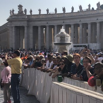Piazza San Pietro - St. Peter's square crowds waiting to see the Pope's weekly address. - Landmarks & Historical Buildings Near Me - Rome, RM Piazza San Pietro - St. Peter's square crowds waiting to see the Pope's weekly address. - Landmarks & Historical Buildings Near Me - Rome, RM
