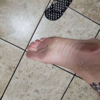 Sandyland Reef Inn - Walking from bed to bathroom with no shoes - Hotels Near Me - Carpinteria, California