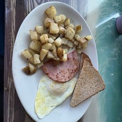 Fisherman's Point Marina & Lighthouse Cafe - Small breakfast with breakfast potatoes carefully cooked. Yum!!