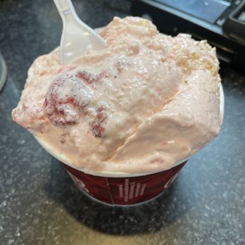 Cold Stone Creamery - Strawberry sundae - Ice Cream & Frozen Yogurt Near Me - Fairlawn, Ohio