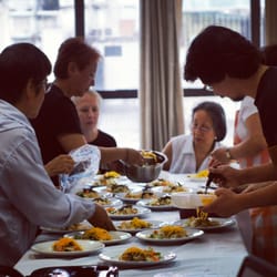 Centro Okinawense en la Argentina - Una clase de cocina es una fiesta.  Más fotos en: facebook.com/theGachimaya