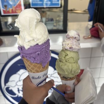 Handel's Homemade Ice Cream - Vanilla, taro, blueberry cheesecake, green tea. Both are size small. - Ice Cream & Frozen Yogurt Near Me - Alhambra, California Handel's Homemade Ice Cream - Vanilla, taro, blueberry cheesecake, green tea. Both are size small. - Ice Cream & Frozen Yogurt Near Me - Alhambra, California