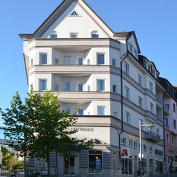 Bahnhof-Apotheke - Die Bahnhof-Apotheke im Frühjahr