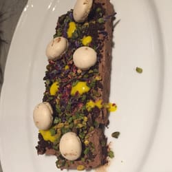 Queen Makeda Grand Pub - Tanta roba il semifreddo al cioccolato! Terra affumicata, macarons e pistacchi