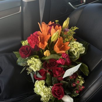 Rosegreen Florist - Two different vases - Florists Near Me - Houston, Texas Rosegreen Florist - Two different vases - Florists Near Me - Houston, Texas